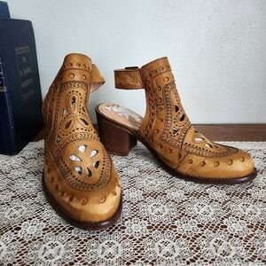 Veracruz Leather Cut Out Heeled Ankle Boots